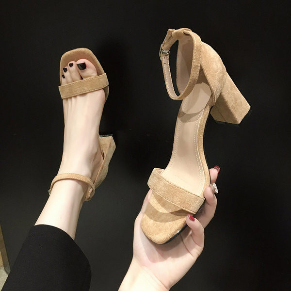 Γυναικεία σανδάλια από οικολογικό σουέτ με χοντρό τακούνι