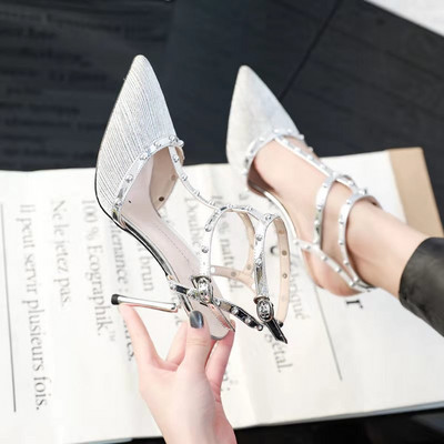 Κομψά γυναικεία παπούτσια με τακούνια και τρουξ