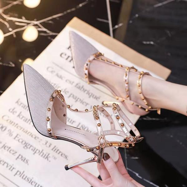 Κομψά γυναικεία παπούτσια με τακούνια και τρουξ