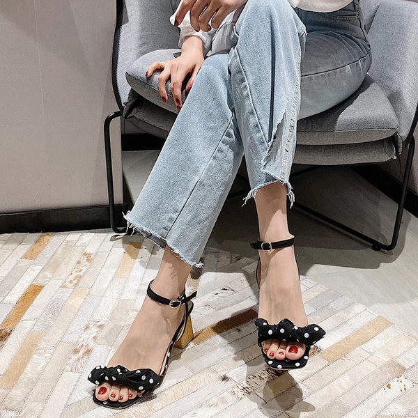 Γυναικεία σανδάλια πουά με διακόσμηση τακούνι και κορδέλα 7 cm