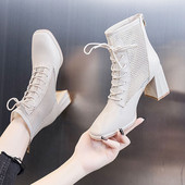 Σύγχρονα γυναικεία παπούτσια με χοντρά τακούνια και κορδόνια