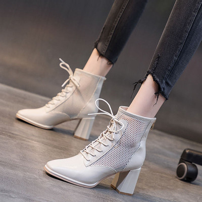 Σύγχρονα γυναικεία παπούτσια με χοντρά τακούνια και κορδόνια