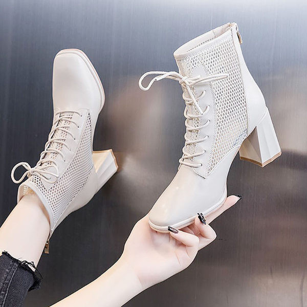 Σύγχρονα γυναικεία παπούτσια με χοντρά τακούνια και κορδόνια