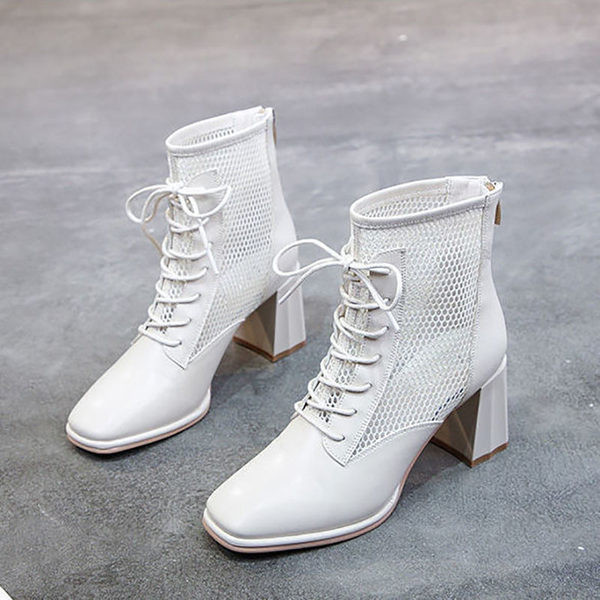 Σύγχρονα γυναικεία παπούτσια με χοντρά τακούνια και κορδόνια