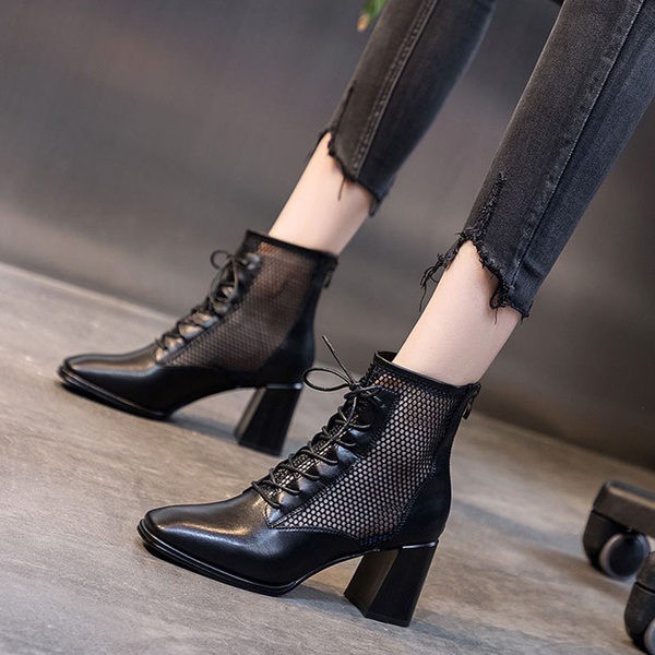 Σύγχρονα γυναικεία παπούτσια με χοντρά τακούνια και κορδόνια