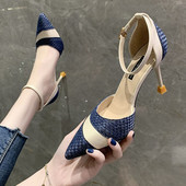 Κομψά μυτερά παπούτσια με τακούνι και λουράκι