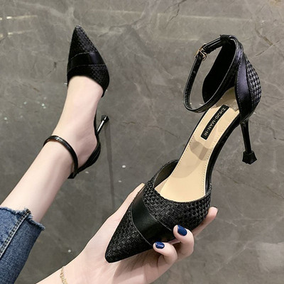 Κομψά μυτερά παπούτσια με τακούνι και λουράκι