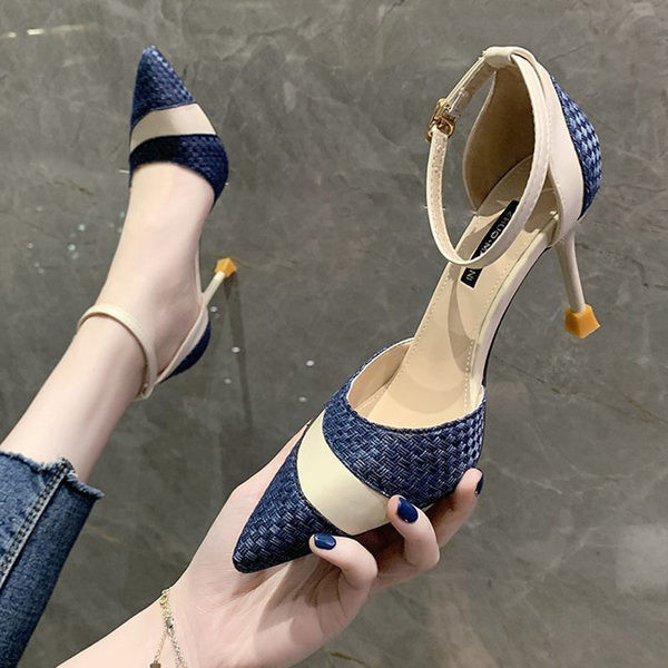 Κομψά μυτερά παπούτσια με τακούνι και λουράκι