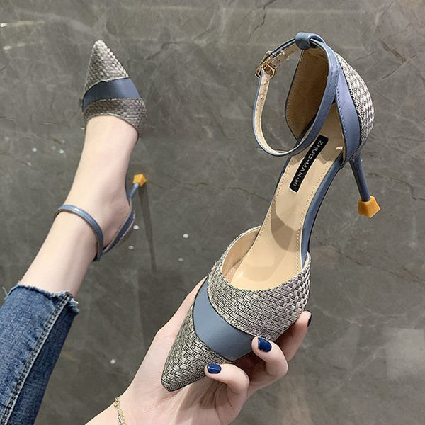 Κομψά μυτερά παπούτσια με τακούνι και λουράκι