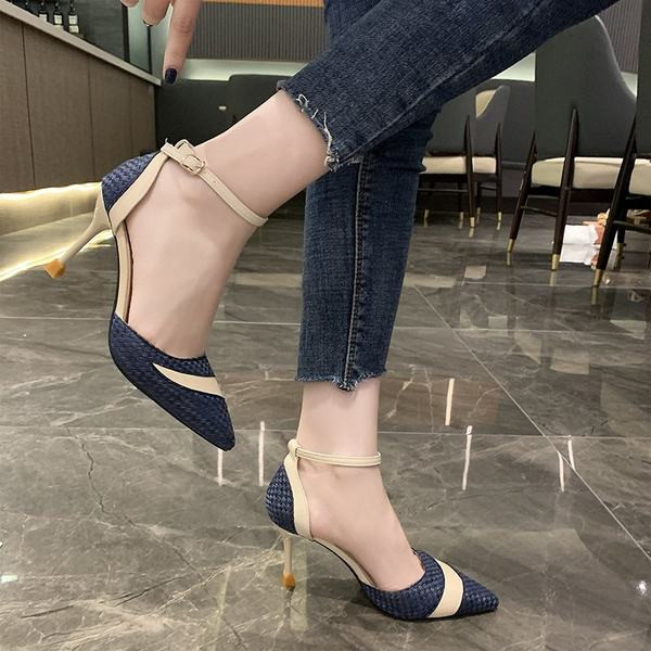 Κομψά μυτερά παπούτσια με τακούνι και λουράκι