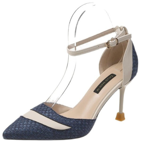 Κομψά μυτερά παπούτσια με τακούνι και λουράκι