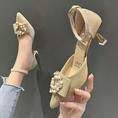 Γυναικεία μυτερά σανδάλια με μεταλλική στερέωση και διακόσμηση πέρλες