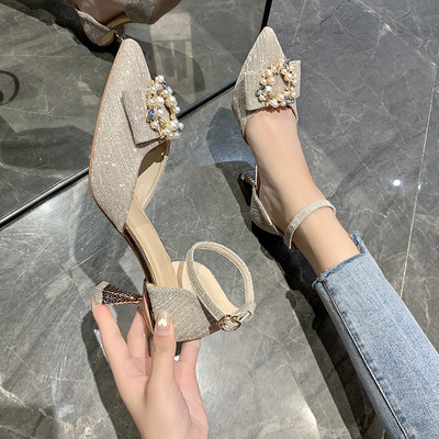 Γυναικεία μυτερά σανδάλια με μεταλλική στερέωση και διακόσμηση πέρλες