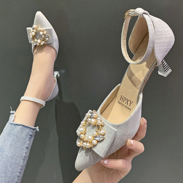 Γυναικεία μυτερά σανδάλια με μεταλλική στερέωση και διακόσμηση πέρλες