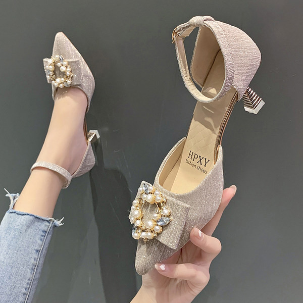 Γυναικεία μυτερά σανδάλια με μεταλλική στερέωση και διακόσμηση πέρλες