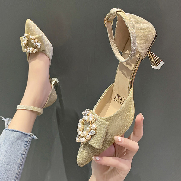 Γυναικεία μυτερά σανδάλια με μεταλλική στερέωση και διακόσμηση πέρλες