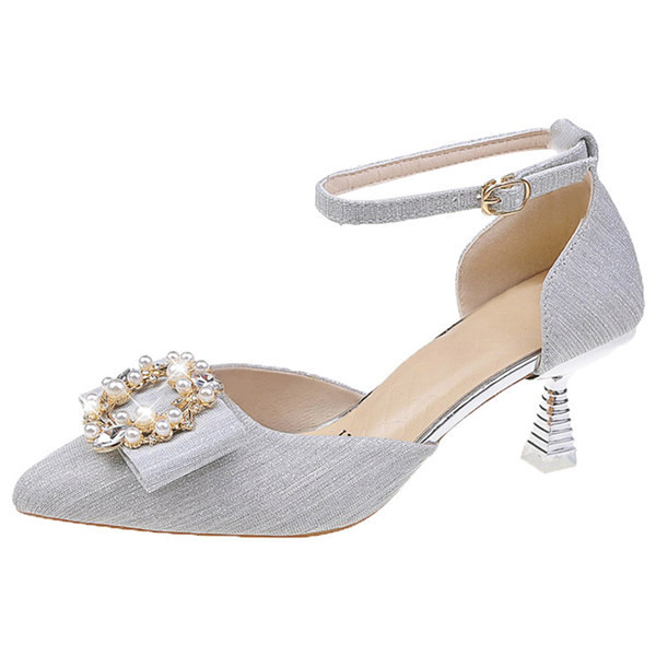 Γυναικεία μυτερά σανδάλια με μεταλλική στερέωση και διακόσμηση πέρλες