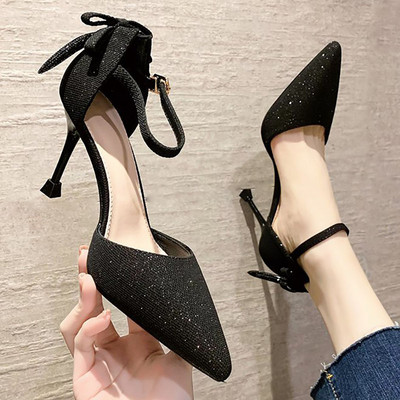 Γυναικεία γυαλιστερά παπούτσια με τακούνι και κορδέλα