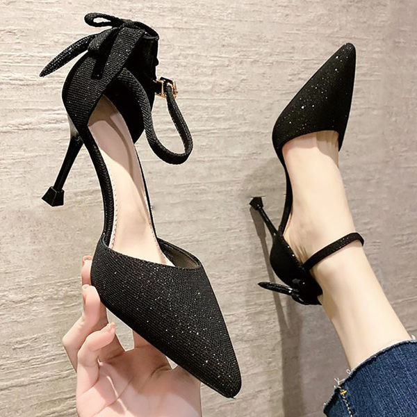 Γυναικεία γυαλιστερά παπούτσια με τακούνι και κορδέλα