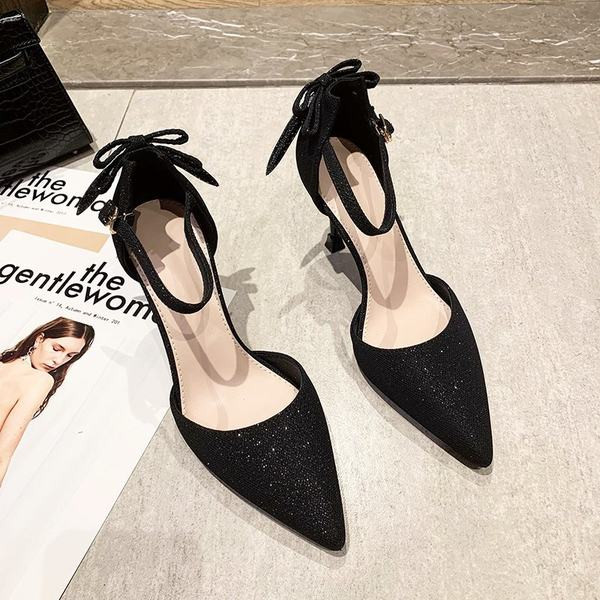 Γυναικεία γυαλιστερά παπούτσια με τακούνι και κορδέλα