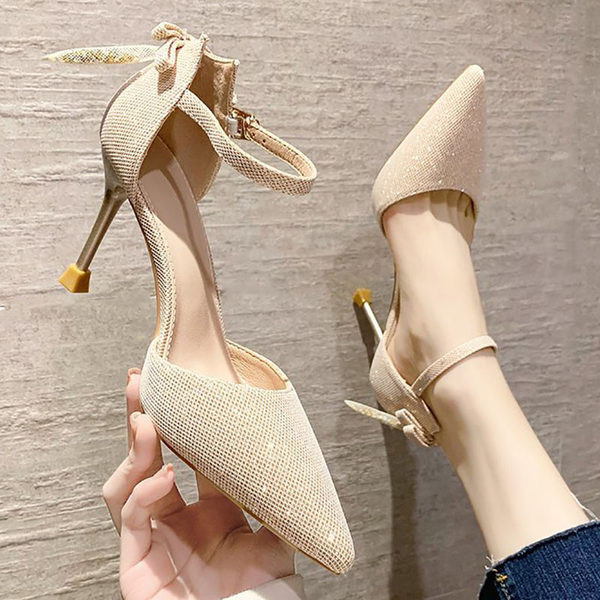 Γυναικεία γυαλιστερά παπούτσια με τακούνι και κορδέλα