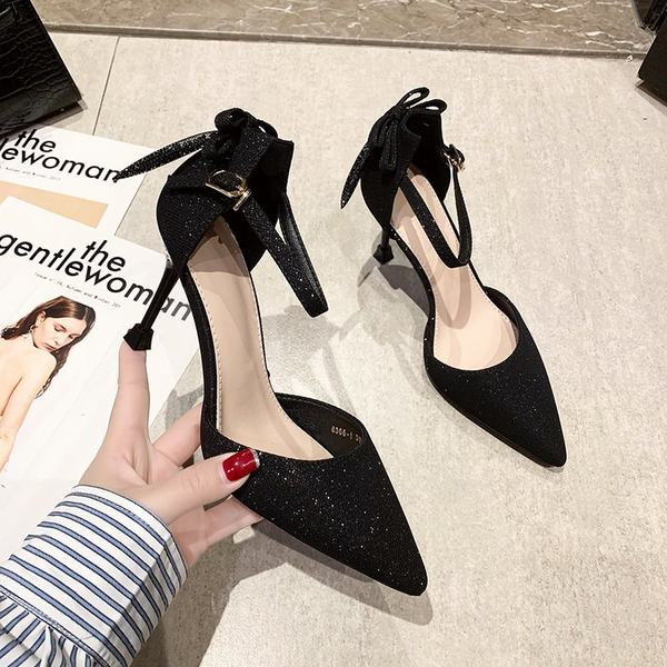 Γυναικεία γυαλιστερά παπούτσια με τακούνι και κορδέλα