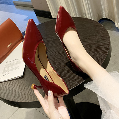 Γυναικεία έκο δερμάτινα παπούτσια με λεπτό τακούνι 6 cm σε μαύρο, κόκκινο και πράσινο χρώμα