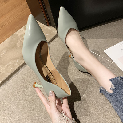 Γυναικεία έκο δερμάτινα παπούτσια με λεπτό τακούνι 6 cm σε μαύρο, κόκκινο και πράσινο χρώμα