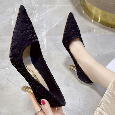 Κομψά μυτερά παπούτσια με τακούνια σε τρία χρώματα