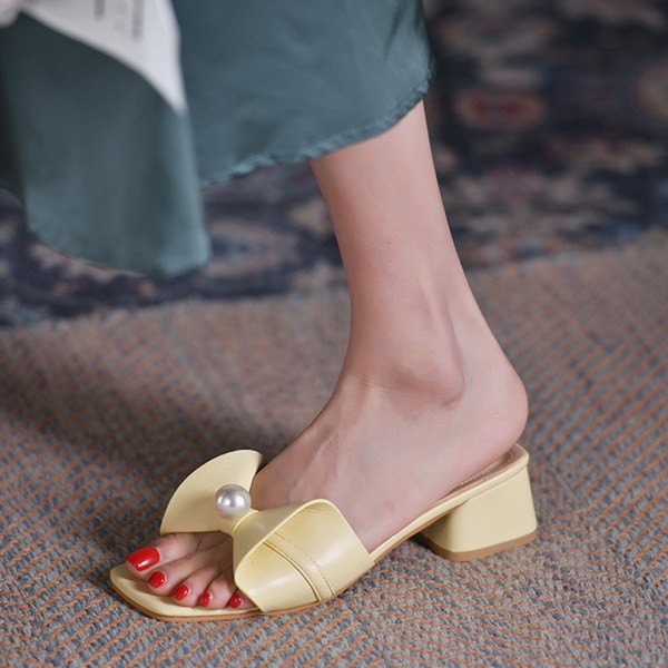 Naiste sussid kandilise kontsaga nahast paela ja pärliga