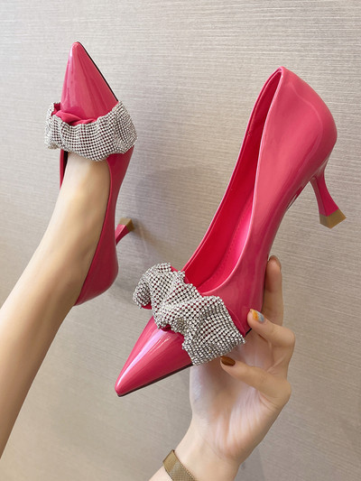 Naiste teravatipulised õhukeste kontsadega ja dekoratiivkividega kingad