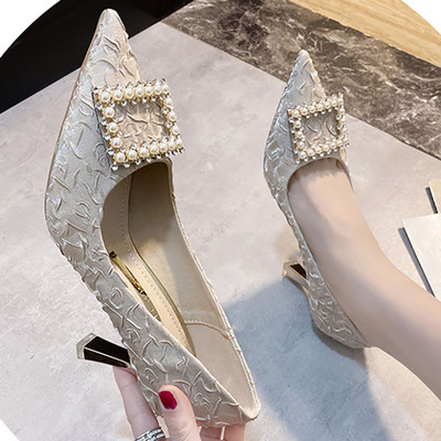 Γυναικεία μυτερά παπούτσια με αγκράφα και πέρλες