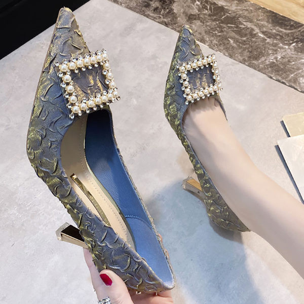 Γυναικεία μυτερά παπούτσια με αγκράφα και πέρλες