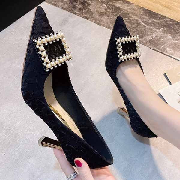 Γυναικεία μυτερά παπούτσια με αγκράφα και πέρλες