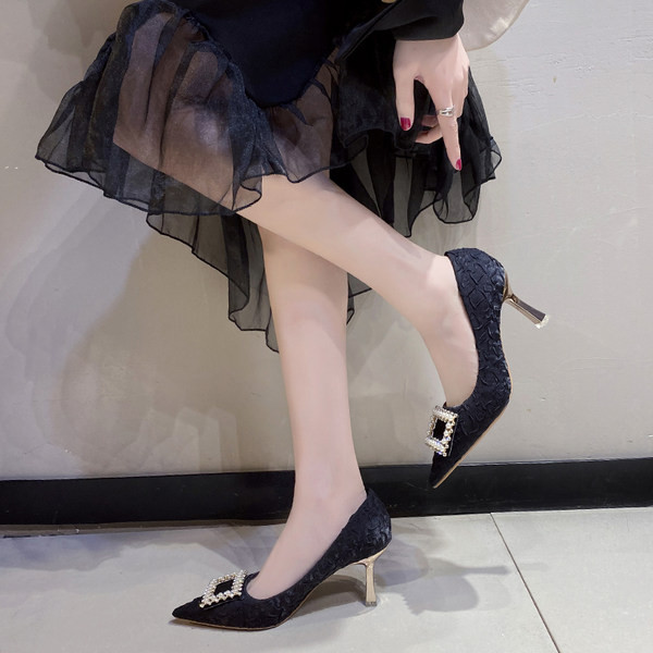 Γυναικεία μυτερά παπούτσια με αγκράφα και πέρλες