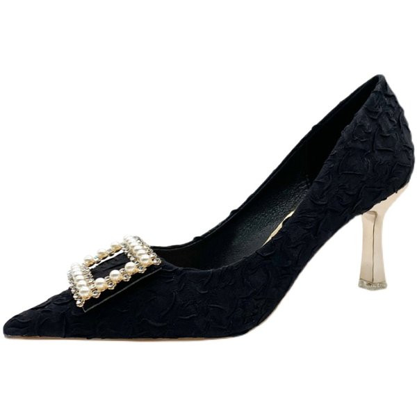 Γυναικεία μυτερά παπούτσια με αγκράφα και πέρλες