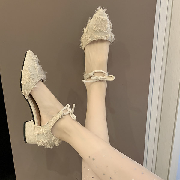 Γυναικεία παπούτσια με χαμηλά τακούνια με κορδόνια