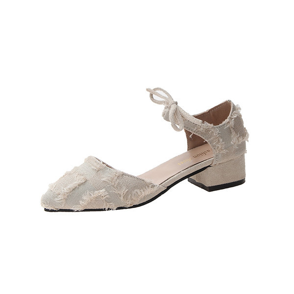 Γυναικεία παπούτσια με χαμηλά τακούνια με κορδόνια