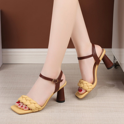 Naiste vabaaja sandaalid kõrgete kontsadega ja metallist kinnitusega