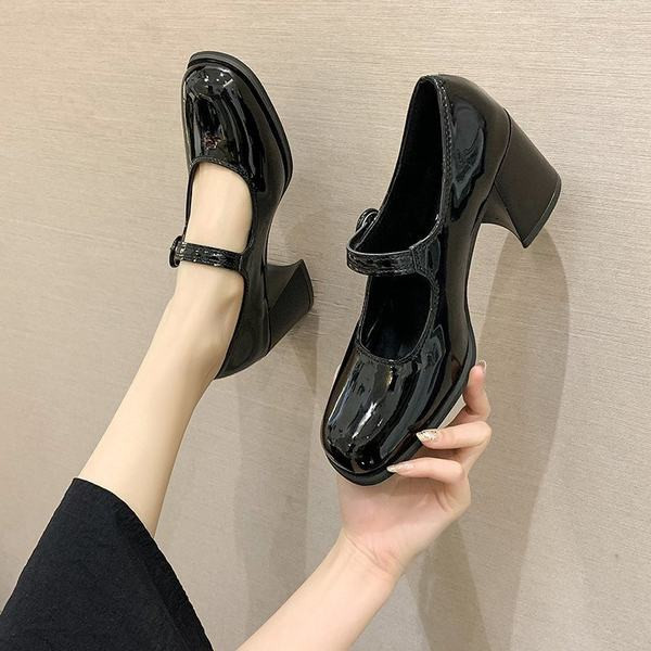 Musta ja pruuni värvi paksu kontsaga naiste nahast kingad