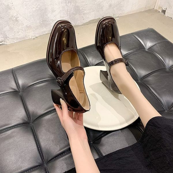 Musta ja pruuni värvi paksu kontsaga naiste nahast kingad