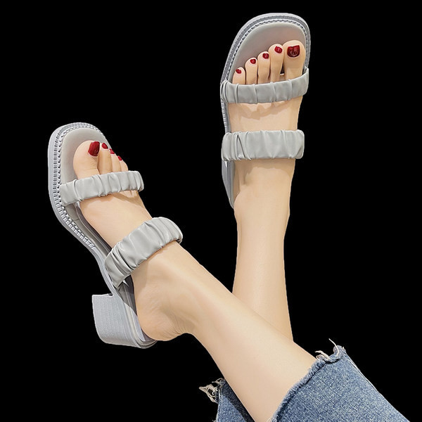 Naiste mitmes värvitoonis kivikestega nahast sussid