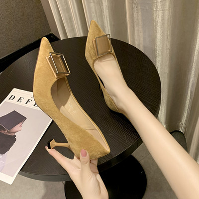 Uus kassikontsa ja metallist pandlaga naiste kingade mudel