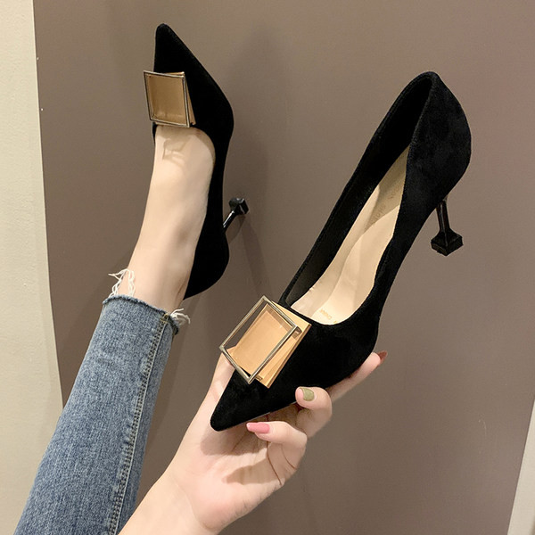 Uus kassikontsa ja metallist pandlaga naiste kingade mudel