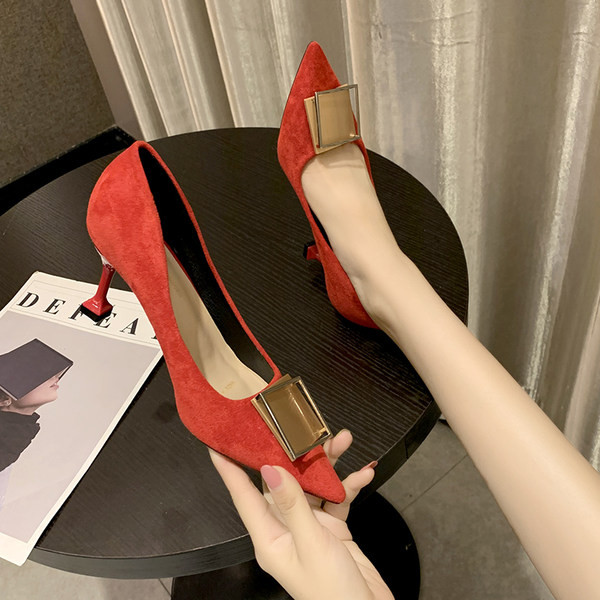 Uus kassikontsa ja metallist pandlaga naiste kingade mudel