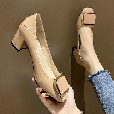 Metallist pandla ja paksu kontsaga naiste lakknahast kingade uus mudel