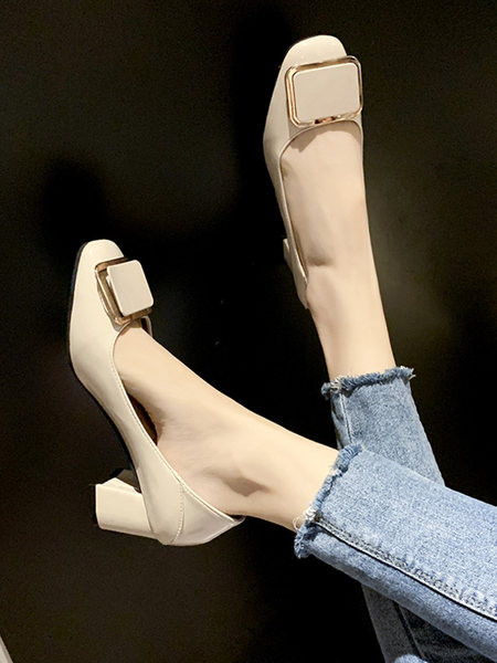 Metallist pandla ja paksu kontsaga naiste lakknahast kingade uus mudel