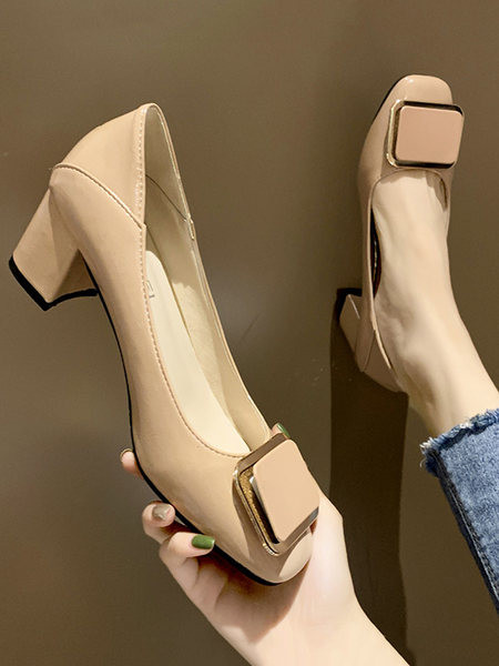 Metallist pandla ja paksu kontsaga naiste lakknahast kingade uus mudel