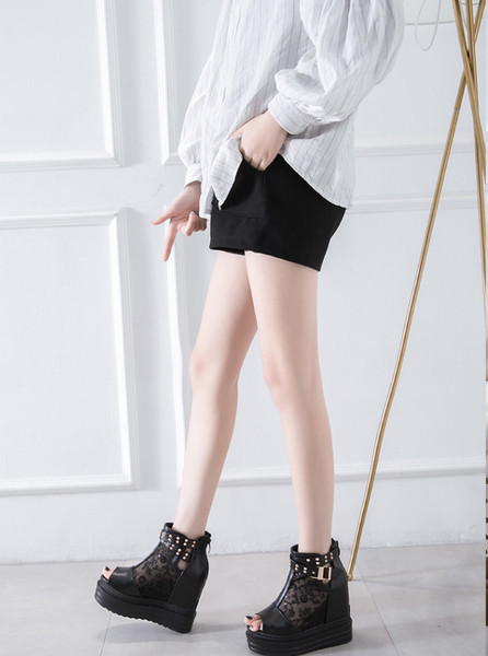 Uus mudel metallist aasade ja pandlaga naiste sandaalid