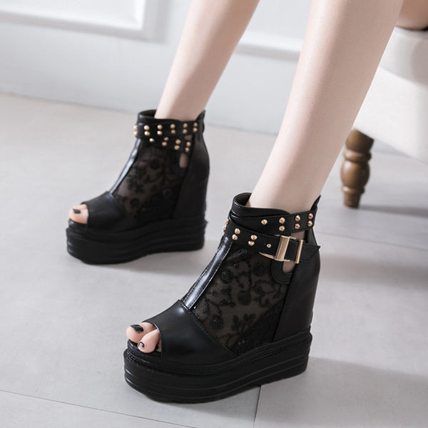 Uus mudel metallist aasade ja pandlaga naiste sandaalid